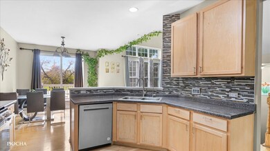 480 Vaughn Cir, Aurora, IL 60502 - photo 3