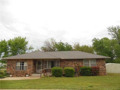 16 W Chicago St, Shawnee, OK 74804 - photo 2