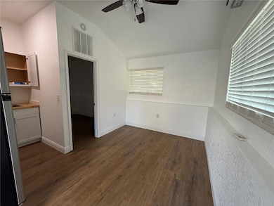 5521 1/2 5th Ave N, Saint Petersburg, FL 33710 - photo 4