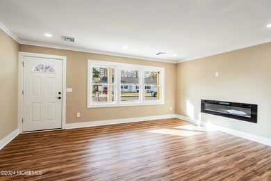 Foyer and Living (7)[2700]