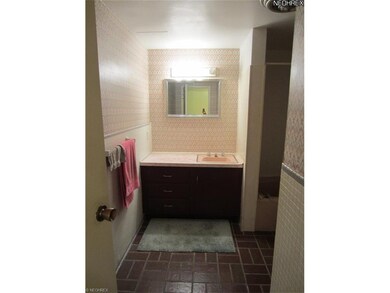 Plenty of space is this full bathroom!    275 N Po