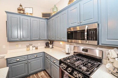 Gas stove! LOTS of cabinet space!!