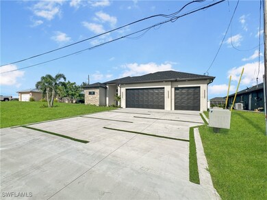 Prairie-style home with driveway, a front yard, a