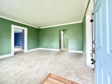 Living Room/Entrance