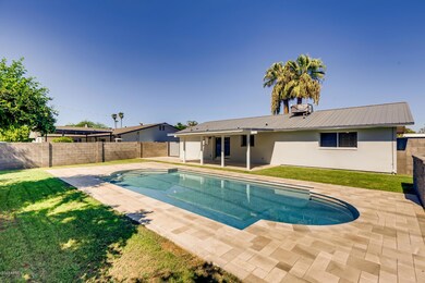 8237 E Crestwood Way-large-027-025-Exter