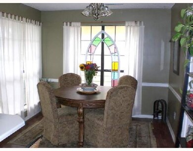 Eat-in dining area off kitchen. Kitchen walls & ce