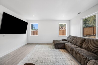 great room 2_2450sf_RealSavi_KlamathFall