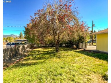 184 Sky Crest Dr, Grants Pass, OR 97527 - photo 2
