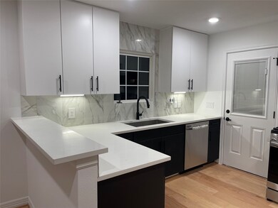 1079 W 43rd St, Houston, TX 77018 - photo 4