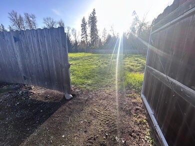 1381 SW Spruce St, Grants Pass, OR 97526 - photo 2