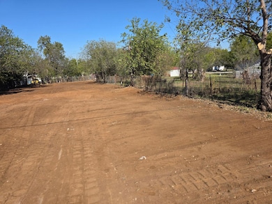 807 E Brown St, Llano, TX 78643 - photo 2