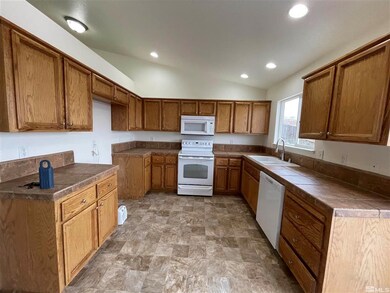 414 Fort Sutter Blvd, Fernley, NV 89408 - photo 6