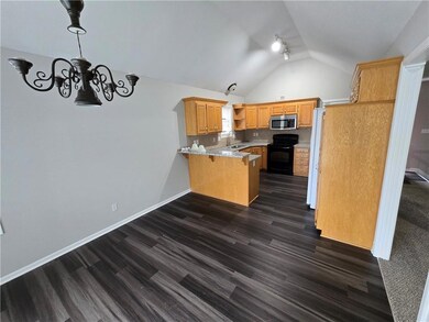 409 Shoreview Dr, Raymore, MO 64083 - photo 4