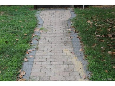 Nice walkway leading to the front door!