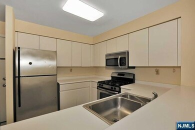 403 Nelson Ct unit 403A, Edgewater, NJ 07020 - photo 3