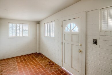 7 Living Room photo c