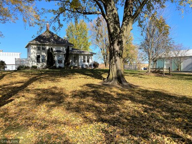 Excellent placements of the buildings. Aesthetically pleasing. The desire for a Hobby Farm is fulfilled here.