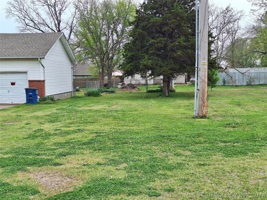 419 E Main St, Chouteau, OK 74337 - photo 4