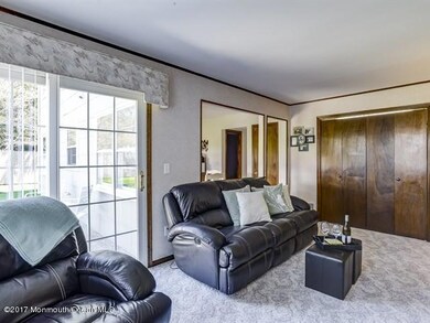 016_Family Room(2)