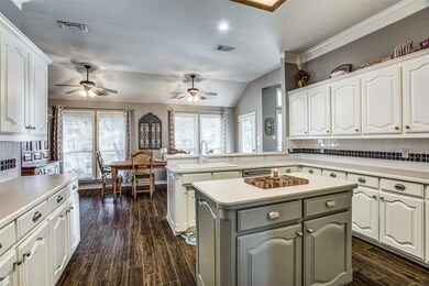 Extremely spacious 16’x18’ kitchen with contrastin