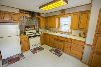 400 East Ford Ave. Barberton, OH 44203 - Kitchen