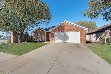 824 Bridle Trail, Saginaw, TX 76179 - photo 3