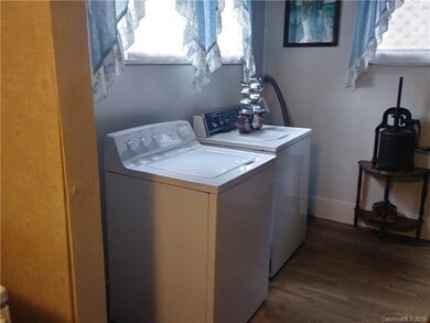 Washer/dryer hookup in dining area