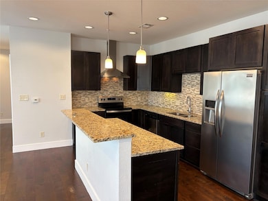 Kitchen with appliances with stainless steel fini