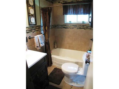 Full Bath. 1st Floor Ceramic Bath