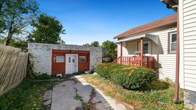 402 S Walnut Ave, Freeport, IL 61032 - photo 4