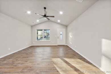 17 S Ora St, Pryor, OK 74361 - photo 5