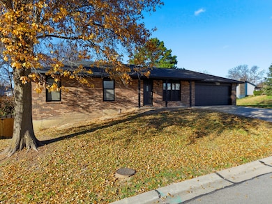 1715 S El Chaparral Ave, Columbia, MO 65201 - photo 2