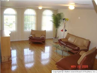 202 Wellington Ct, Staten Island, NY 10314 - photo 3