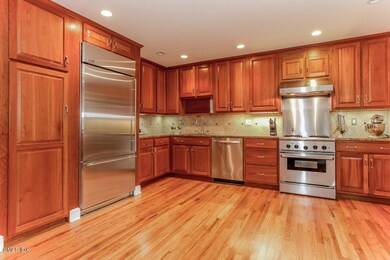 008-Kitchen-1041758-mls