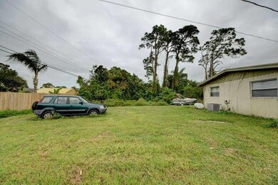 2267 SE Monroe St Stuart FL-small-009-01