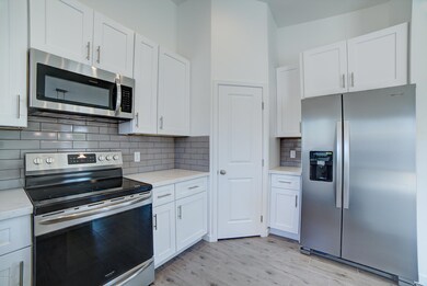 723 E Desert Dr-40