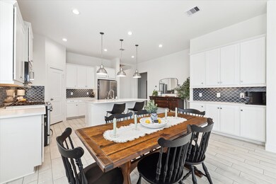 Dining room Kitchen combo that is fantastic for en