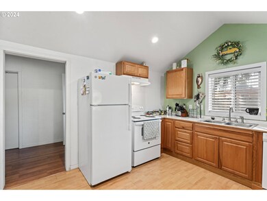 4033 Camellia St, Springfield, OR 97478 - photo 4