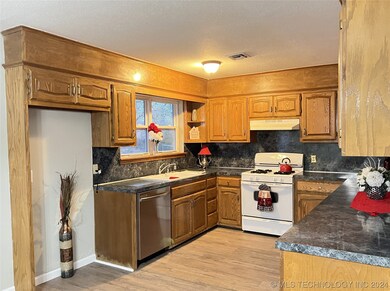Nice Kitchen w/Lots of Cabinets