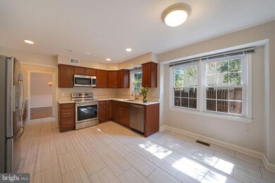 8211 Labbe Ln, Vienna, VA 22182 - photo 4