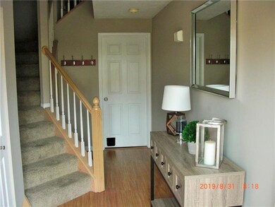 Foyer - the door in the rear leads into the gamero