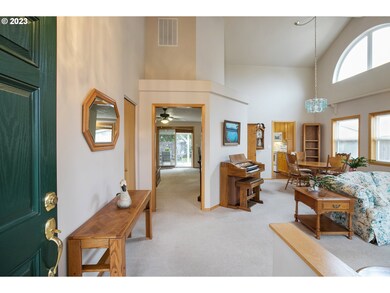 Living Room/Entrance