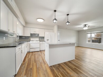 1701 W Montgomery St, Broken Arrow, OK 74012 - photo 4