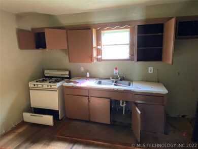 809 N Muskogee Ave, Okmulgee, OK 74447 - photo 2