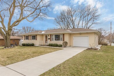 102 32nd St NW, Cedar Rapids, IA 52405 - photo 2
