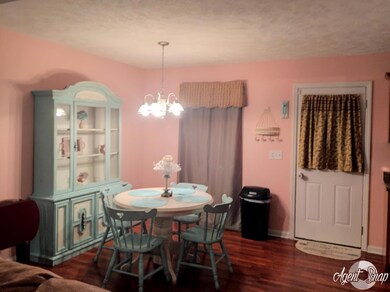 Unique dollhouse eat in kitchen!