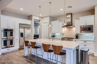 Large Island Eat-In Kitchen