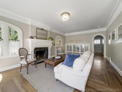 Another view of the living room.  Note the intrica