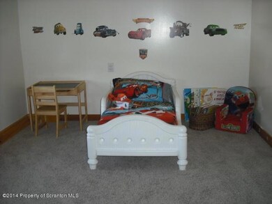 402 Roosevelt St, Jermyn, PA 18433 - photo 5