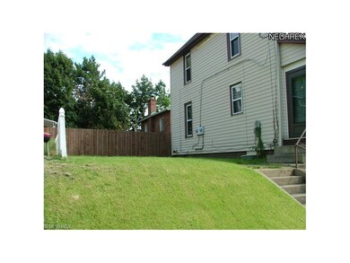 Side yard to property, could be fenced off for pet